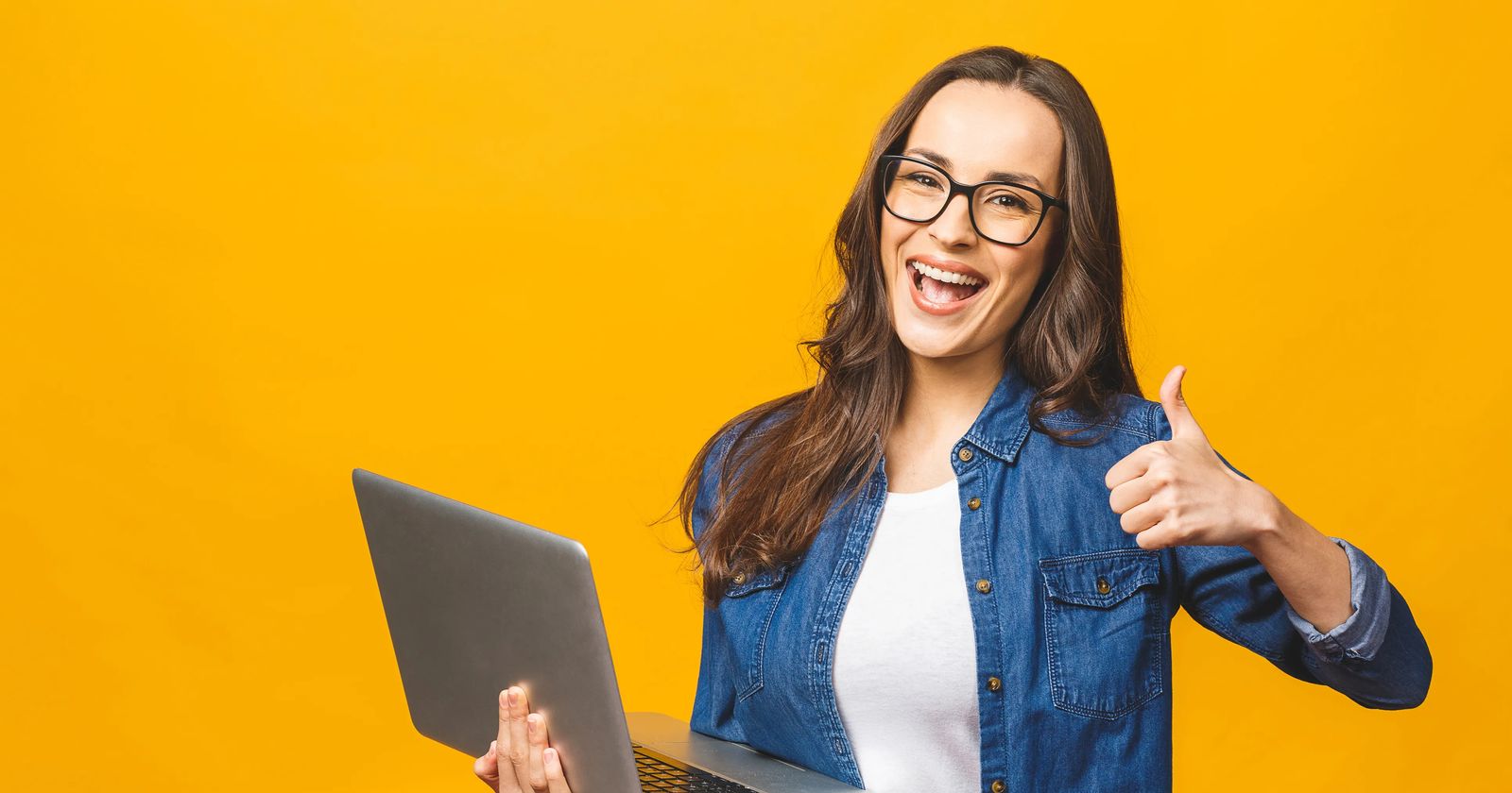 woman thumbs up and computer ready to get website online